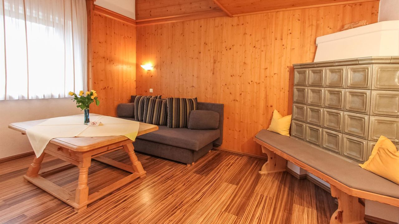 Wohnraum mit elektrischem Kachelofen -AllergikerFW Wohnraum mit elektrischem Kachelofen -AllergikerFW